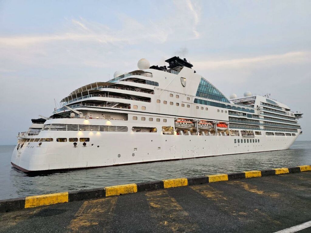 នាវាទេសចរណ៍ខ្នាតធំ ១គ្រឿង ផ្ទុកភ្ញៀវទេសចរចម្រុះជាតិសាសន៍ និងនាវិកជិត៩០០នាក់ បានចូលចតនៅខេត្តព្រះសីហនុលើកទី៤