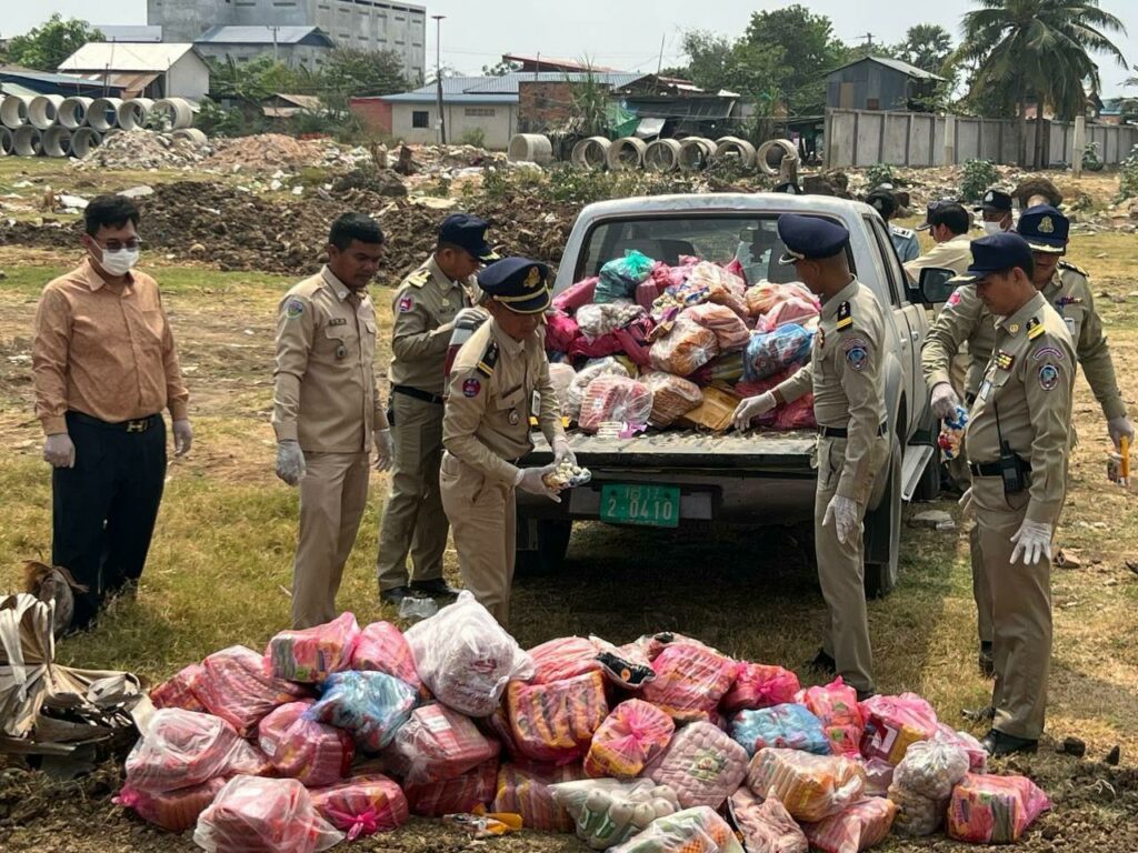 ប្រហិតចម្រុះខូចគុណភាពជិត៨០០គីឡូក្រាម ដែលឈ្មួញលួចនាំចូលពីថៃ ត្រូវសមត្ថកិច្ចបង្រ្កាបបាន នៅស្រុកថ្មពួក