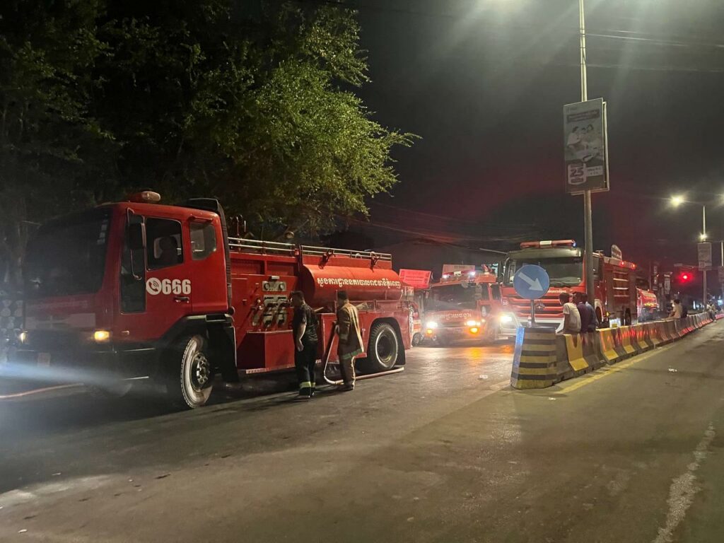 ព័ត៌មានលម្អិត៖ ដុតសំរាមបង្កជាអគ្គិភ័យឆាបឆេះផ្ទះ២ខ្នង នៅខណ្ឌសែនសុខ, នគរបាលប្រើប្រាស់រថយន្ត១៩គ្រឿង ទើបគ្រប់គ្រងបាន