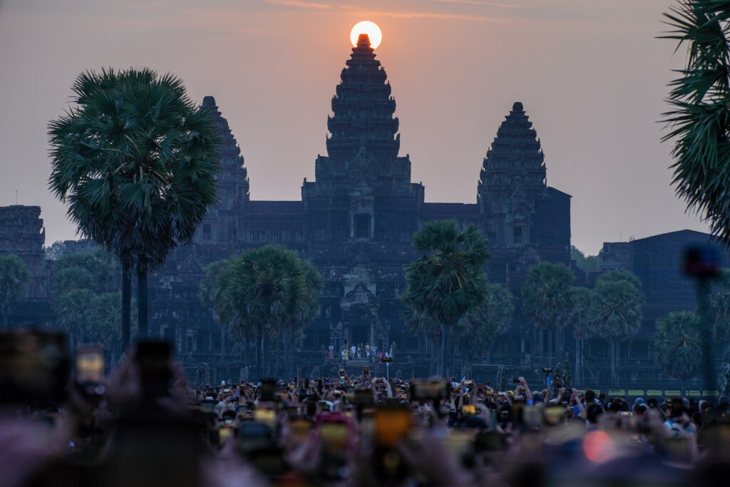 អ្នកនាំពាក្យអាអាជ្ញាធរជាតិអប្សរា៖ វេលាថ្ងៃរះចំប្រាសាទអង្គរវត្ត ទាក់ទាញភ្ញៀវទេសចរជិត១ម៉ឺន២ពាន់នាក់