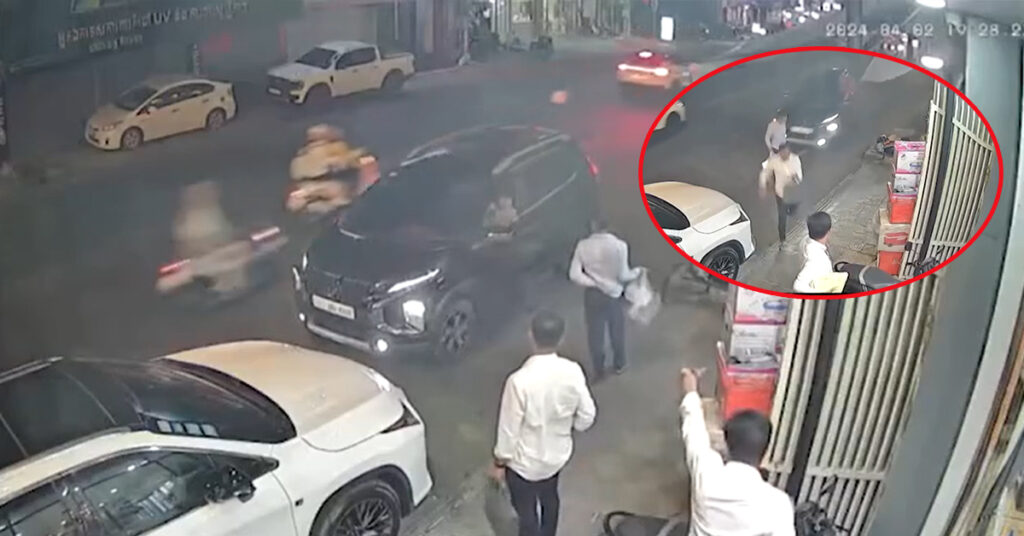 អ្នកបើកឡានមួយគ្រឿង ម៉ាក Mitsubishi ពាក់ផ្លាកលេខភ្នំពេញ 2BU-4356 រងការរិះគន់ពេញបណ្ដាញសង្គម ក្រោយបើកឡានប្រមាថអ្នកថ្មើរជើងឆ្លងថ្នល់ ហើយបកត្រឡប់មកវិញបម្រុងបុកថែមទៀត