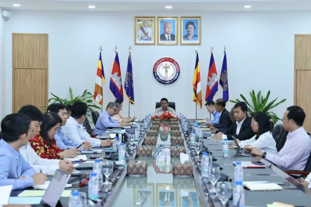 រដ្ឋមន្ត្រីក្រសួងសាធារណការ ដឹកនាំកិច្ចប្រជុំដើម្បីពិនិត្យលើការបន្ថែមលក្ខណៈបច្ចេកទេសពិសេសលើផ្លាកលេខ និងបណ្ណសម្គាល់យានជំនិះ