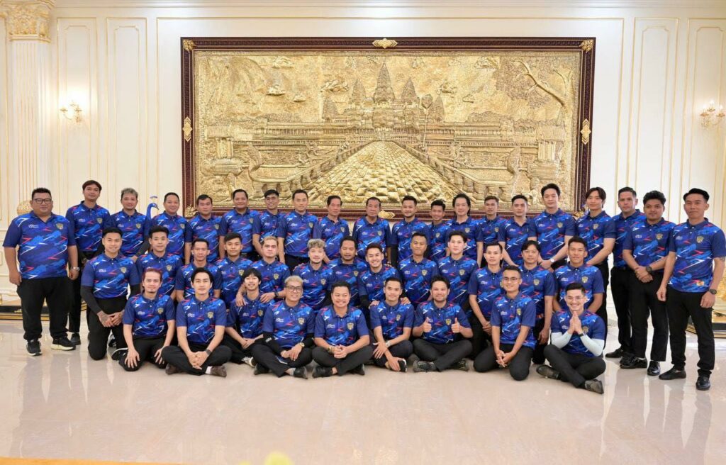 សម្តេចតេជោ ហ៊ុន សែន នឹងដឹកនាំការប្រកួត របស់ក្រុមបាល់ទាត់តារាកម្ពុជា នៅថ្ងៃទី១ ខែឧសភា និងអំពាវនាវសប្បុរសជនចូលរួមបរិច្ចាគថវិកាជួយគន្ធបុប្ផា ខណៈសម្តេចចូលរួម ២០០លានរៀល