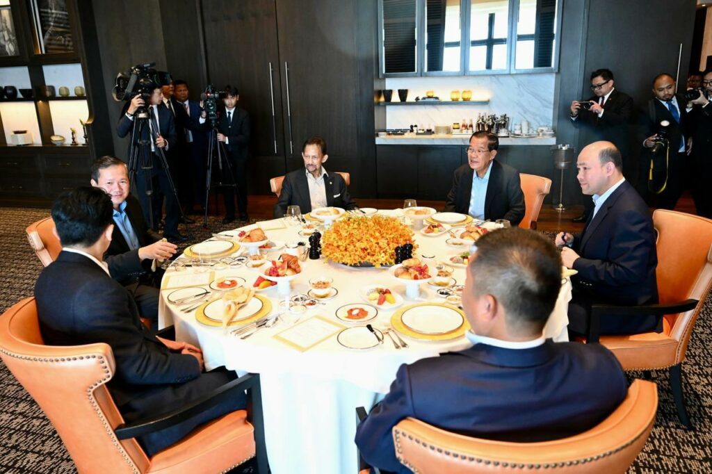 ព្រះមហាក្សត្រប្រុយណេ និងព្រះរាជបុត្រ យាងសោយព្រះក្រយាពេលព្រឹក ជាមួយសម្តេចតេជោ ហ៊ុន សែន និងកូនៗ