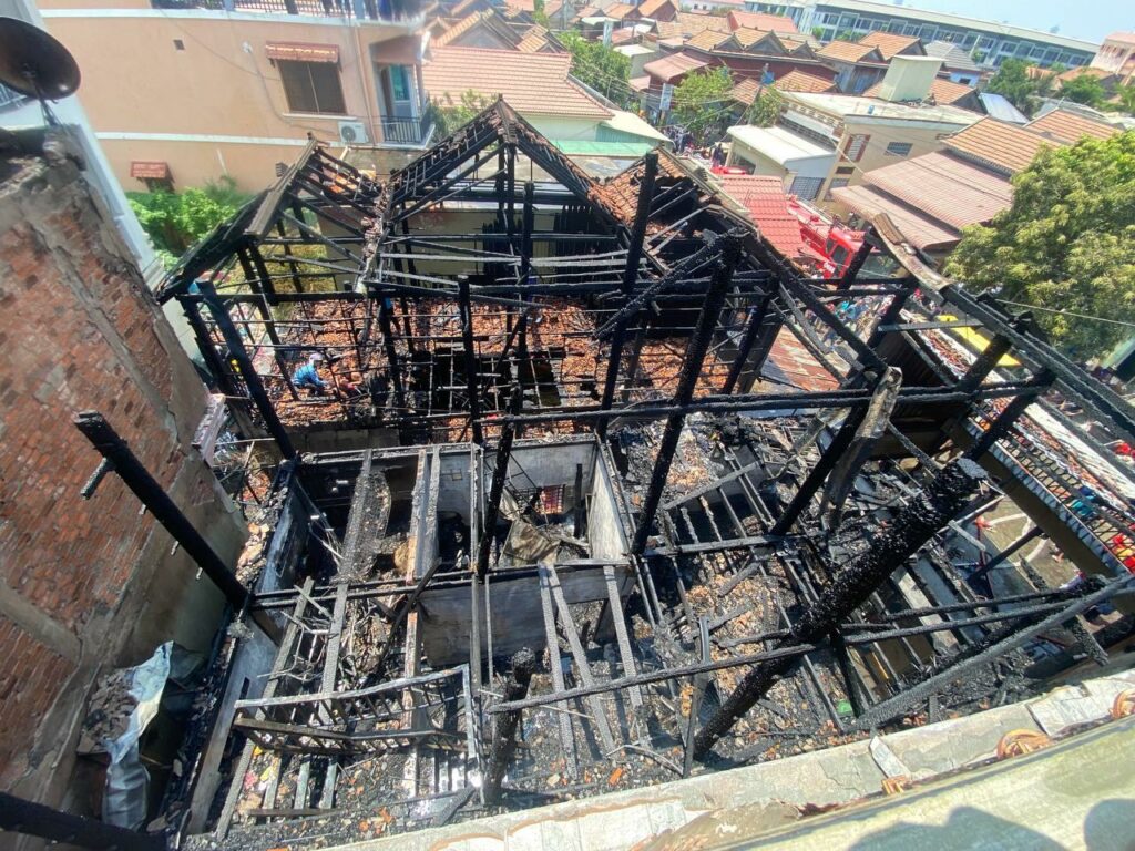 ឆ្លងចរន្តអគ្គិសនីឆាបឆេះផ្ទះ២ខ្នងទាំងស្រុង និងដាលដល់២ខ្នងទៀត បណ្តាលឲ្យរងការខូចខាត នៅសង្កាត់ច្រាំងចំរេះទី១ ខណ្ឌឬស្សីកែវ, នគរបាលប្រើប្រាស់ឡានទឹកអស់១៣គ្រឿង