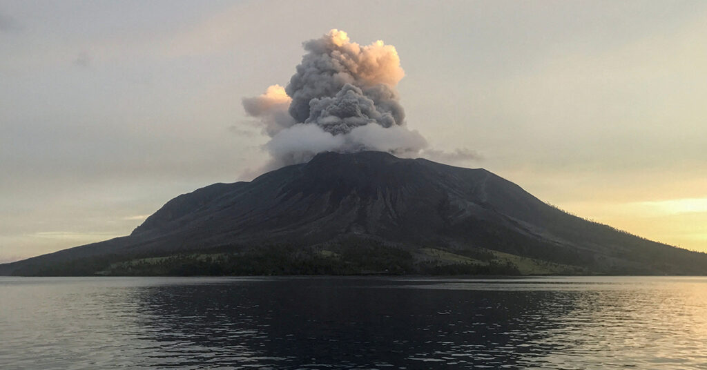 ភ្នំភ្លើង Ruang ក្នុងប្រទេសឥណ្ឌូណេស៊ី ផ្ទុះសាជាថ្មី ជាមួយការប្រកាសអាសន្នកម្រិតខ្ពស់