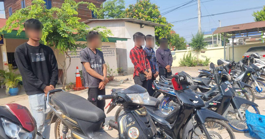 នគរបាលស្រុកស្វាយចេក កោះហៅយុវជនម្ចាស់ម៉ូតូចំនួន១៣គ្រឿង បំពាក់ស៊ីម៉ាំងប្រែន ដែលឃាត់ទុកកាលបុណ្យចូលឆ្នាំថ្មី យកមកអប់រំ