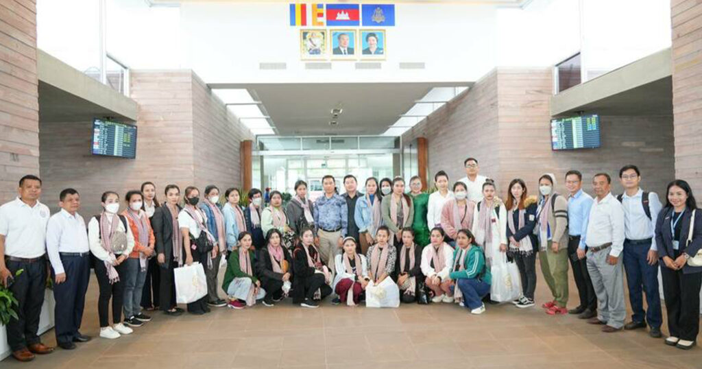 ពលការិនីខ្មែរនៅអារ៉ាប៊ីសាអូឌីត ២៤នាក់ទៀត បានត្រឡប់មកដល់កម្ពុជាវិញដោយសុវត្ថិភាព និងសប្បាយរីករាយយ៉ាងខ្លាំងក្រោមការជ្រោមជ្រែងរបស់រាជរដ្ឋាភិបាលកម្ពុជា