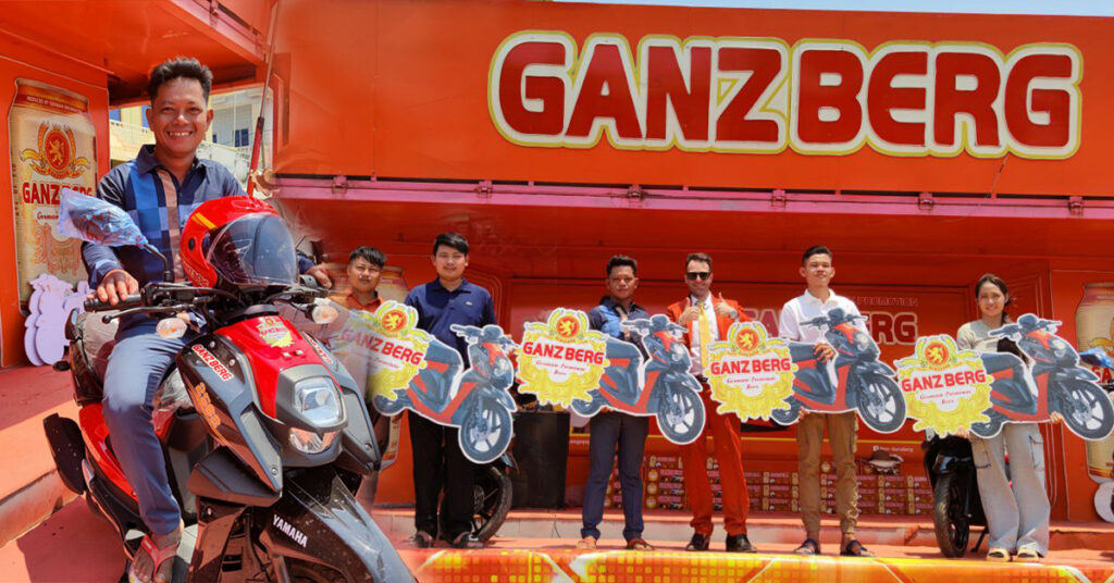 បុរសម្នាក់ធ្វើរឿងមិននឹកស្មាន ធ្វើឲ្យអ្នកស្រុកឆ្ងល់ហើយថែមទាំងសើចគាត់ថែមទៀត!!!