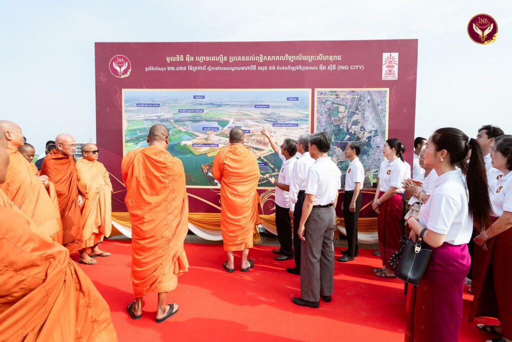 អ្នកឧកញ៉ា អ៉ឹង ប៊ុនហ៊ូវ ប្រគេនដីទំហំជាង ២ហិកតា ជូនពុទ្ធិកសាកលវិទ្យាល័យព្រះសីហនុរាជ