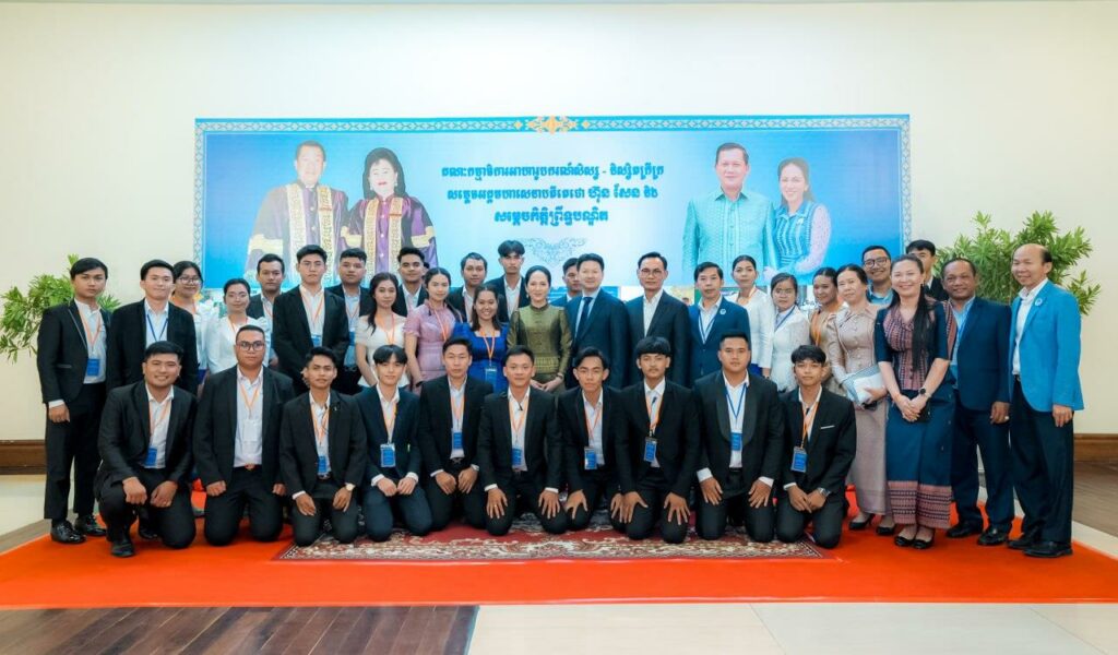 លោកជំទាវបណ្ឌិត ពេជ ចន្ទមុន្នី៖ សម្តេចតេជោ និងសម្តេចកិត្តិព្រឹទ្ធបណ្ឌិត បន្តផ្តល់អាហារូបករណ៍ជូនសិស្ស-និស្សិតក្រីក្រ កសាងមូលធនមនុស្ស ដើម្បី​អភិវឌ្ឍន៍ជាតិ