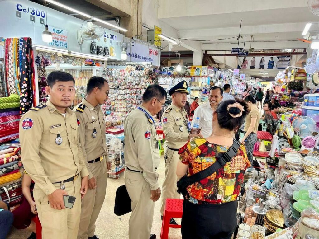 មន្រ្តីនគរបាលចុះពិនិត្យតាមតូបលក់កាំបិត និងដាវកែច្នៃតាមផ្សារ ដោយណែនាំឲ្យអាជីវករ ត្រូវមានការប្រុងប្រយ័ត្នខ្ពស់ កុំលក់ឲ្យក្រុមក្មេងទំនើង ពេលមានការសង្ស័យ