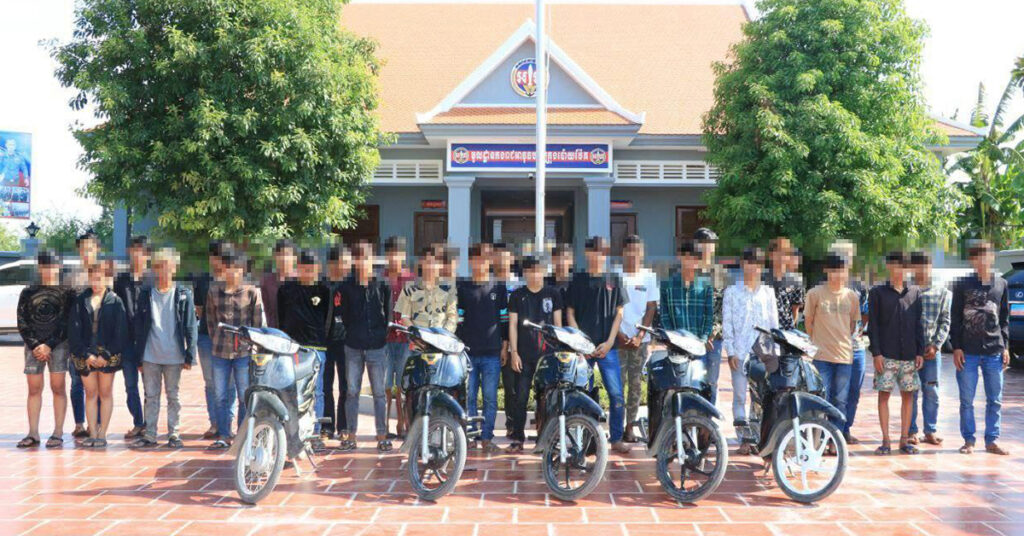 ក្មេងទំនើង៣០នាក់ ប្រមូលផ្តុំគ្នានៅតាមផ្លូវសាធារណៈ ត្រូវអាវុធហត្ថឃាត់ យកមកអប់រំ