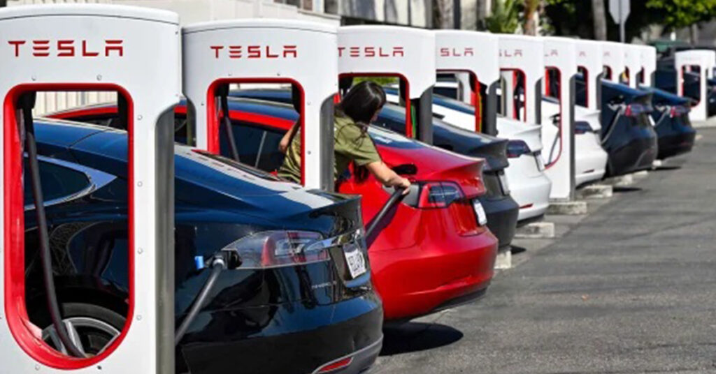 Tesla គ្រោងចាយលុយជាង៥០០លានដុល្លារ ដេីម្បីពង្រីកបណ្តាញសាកថ្មល្បឿនលឿន