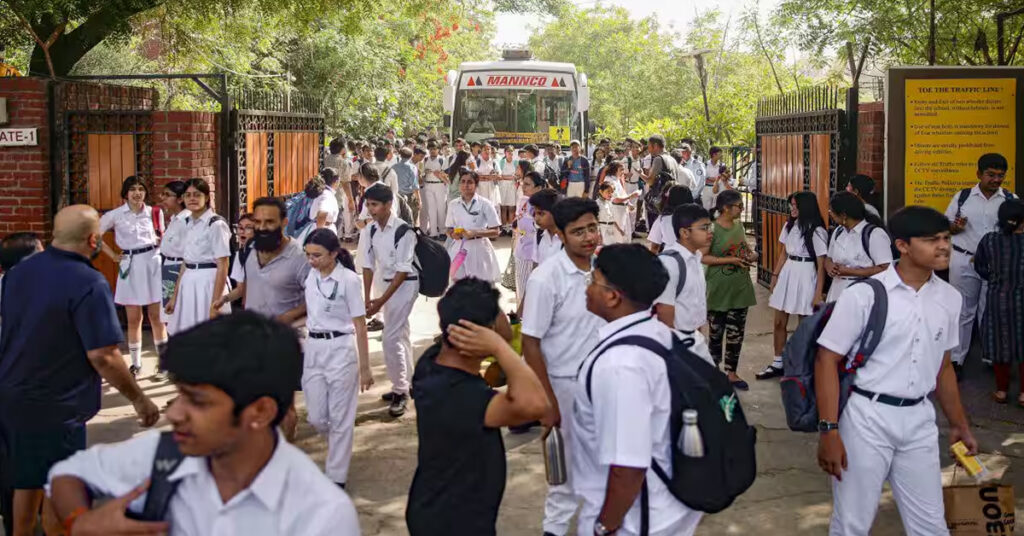 សាលារៀនរាប់សិបកន្លែង នៅតំបន់រដ្ឋធានីនៃប្រទេសឥណ្ឌា នាំគ្នាជម្លៀសសិស្សចេញ ក្រោយមានសារគំរាមបំផ្ទុះគ្រាប់