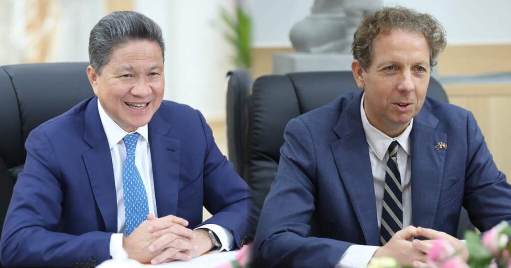 ឧបនាយករដ្ឋមន្ត្រី ស៊ុន ចាន់ថុល ជួបជាមួយឯកអគ្គរដ្ឋទូតសហភាពអឺរ៉ុប ពិភាក្សាពីគម្រោងទៅរកការវិនិយោគពីសហភាពអឺរ៉ុបមកកម្ពុជា