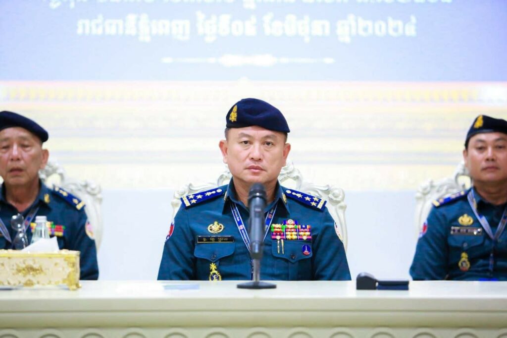 ឧត្តមសេនីយ៍ឯក រ័ត្ន ស្រ៊ាង កត់សម្គាល់លើសិស្សសាលាមួយចំនួននាពេលបច្ចុប្បន្នកំពុងតែភ្លើតភ្លើន នឹងឧបករណ៍ថ្មី បារីអេឡិចត្រូនិច ដែលអាចប្រឈមនឹងគ្រោះថ្នាក់ធ្ងន់ធ្ងរបំផុត 