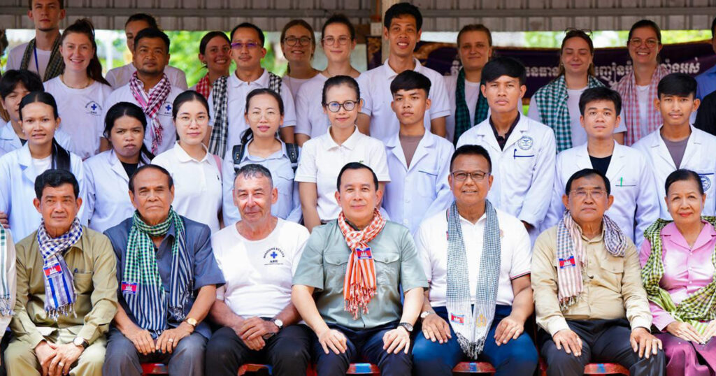 រដ្ឋមន្ត្រី ហួត ហាក់ នាំក្រុមគ្រូពេទ្យបារាំងស្ម័គ្រចិត្ត (AMS) និងក្រុមគ្រូពេទ្យ បុគ្គលិកសុខាភិបាល នៃមន្ទីរសុខាភិបាលខេត្តកំពង់ចាម ពិនិត្យសុខភាពជូនប្រជាពលរដ្ឋ ក្នុងស្រុកស្ទឹងត្រង់
