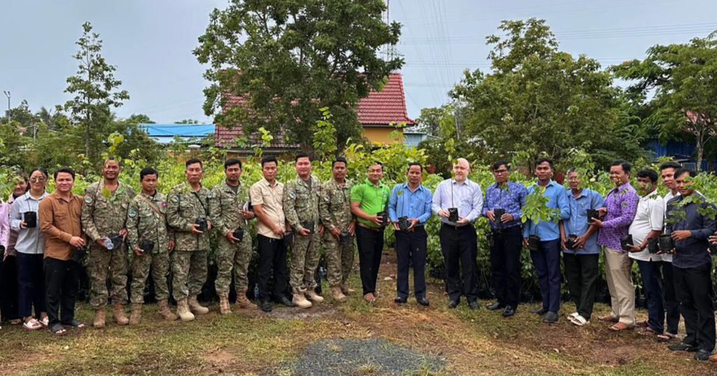រួមគ្នាលើកកម្ពស់ និងការពារបរិស្ថាន! កូនឈើប្រណិត ២ម៉ឺនដើម ត្រូវប្រគល់ជូនរដ្ឋបាលស្រុកវាលវែង ខេត្តពោធិ៍សាត់ សម្រាប់ដាំបន្តនៅជើងភ្នំ ១០០៥