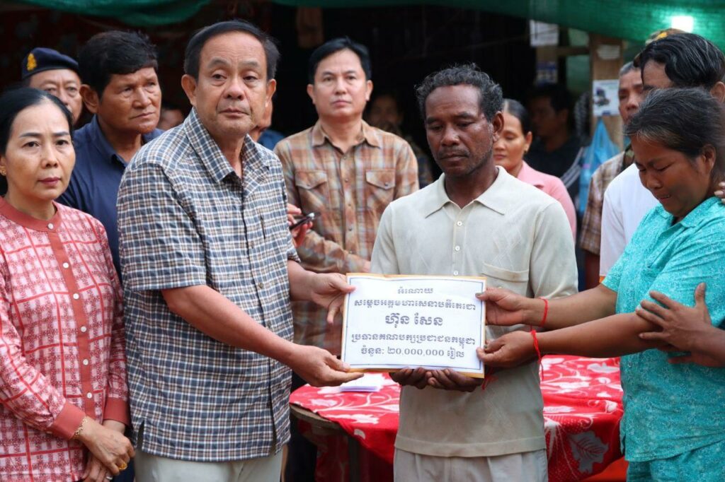 អភិបាលខេត្តកំពង់ធំ នាំថវិកាសម្ដេចតេជោ ហ៊ុន សែន ចូលរួមបុណ្យសពកុមារី អ៉ីន សុភ័ក្រ ដែលទទួលមរណភាព ក្នុងករណីលិចទូកចម្លង នៅស្ទឹងសែន ស្រុកប្រាសាទសំបូរ