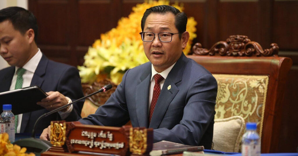 ឧបនាយករដ្ឋមន្ត្រី កើត រិទ្ធ សរសើរនិស្សិតច្បាប់ម្នាក់ ដែលមានកែវភ្នែកមុតពូកែ វិភាគឆ្លុះបញ្ចាំងទាំងទិដ្ឋភាពសង្គម និងទិដ្ឋភាពច្បាប់