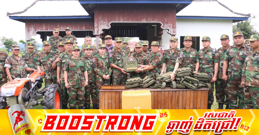 គោយន្ត និងអាវក្រោះ ត្រូវបាននាយកមជ្ឈមណ្ឌលស្រាវជ្រាវយុទ្ធសាស្ត្រយោធា អគ្គបញ្ជាការ ប្រគល់ជូនកងកម្លាំងវរសេនាតូចលេខ៣៧៣ ដែលកំពុងឈរជើងការពារទឹកដី នៅទិសព្រះវិហារ