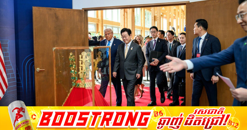 ប្រធានាធិបតីកូរ៉េខាងត្បូង ជូនអំណោយក្តារអុកធ្វេីពីឈេីដ៏មានតម្លៃដល់​ លោក ស៉ី ជីនពីង និងជូនអំណោយមកុដចម្លងធ្វេីពីមាសដល់​ លោក ដូណាល់ ត្រាំ ក្នុងឱកាសរៀបចំ APEC