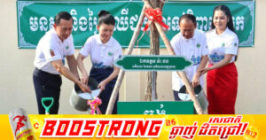 ឯកឧត្តម ហួត ហាក់ និងឯកឧត្តម វ៉ា ថន អញ្ជើញដាំដើមឈើជានិម្មិត ក្នុងឱកាសនៃព្រឹត្តិការណ៍បុណ្យទន្លេ លើកទី១០ នៅខេត្តក្រចេះ