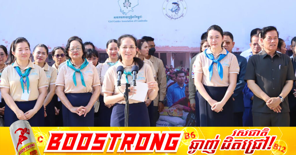 លោកជំទាវបណ្ឌិត ពេជ ចន្ទមុន្នី ផ្តល់អំណោយមនុស្សធម៌ដល់លោកតា លោកអុំ លោកពូធាក់ស៊ីក្លូចំនួន ៣៨៣នាក់ក្នុងឱកាសបុណ្យចូលឆ្នាំថ្មី