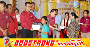 ពលរដ្ឋរងគ្រោះ ដោយខ្យល់កន្ត្រាក់ ៣០គ្រួសារ នៅស្រុកកំពង់សៀម ទទួលបានអំណោយមនុស្សធម៌ ពីសម្តេចកិត្តិព្រឹទ្ធបណ្ឌិតប្រធានកាកបាទក្រហមកម្ពុជា