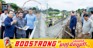 ឯកឧត្តមរដ្ឋមន្ត្រី ថោ ជេដ្ឋា អញ្ជើញចុះពិនិត្យជាក់ស្តែងវឌ្ឍនភាពការងារសាងសង់ច្រាំងទន្លេបាសាក់ ក្នុងក្រុងសំពៅពូន ខេត្តកណ្តាល ដែលសម្រេចបានប្រមាណ ៦០%