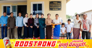 លោកជំទាវបណ្ឌិត ពេជ ចន្ទមុន្នី ហ៊ុនម៉ាណែត អញ្ជើញប្រគល់ផ្ទះថ្មី ចំនួន ៧ខ្នង ដែលជាអំណោយដ៏ថ្លៃថ្លារបស់ សម្តេចធិបតី និងលោកជំទាវបណ្ឌិតផ្ទាល់ ជូនដល់ក្រុមគ្រួសារនៃវីរកងទ័ពពលី រស់នៅក្នុងទឹកដីខេត្តព្រៃវែង និងខេត្តស្វាយរៀង