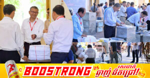រដ្ឋមន្ត្រីក្រសួងអប់រំចុះពិនិត្យស្ថានភាពនៃការប្រគល់ហឹបដុំសន្លឹកកិច្ចការបេក្ខជនតាមមណ្ឌលកំណែ នៅវិទ្យាល័យព្រះស៊ីសុវត្ថិ